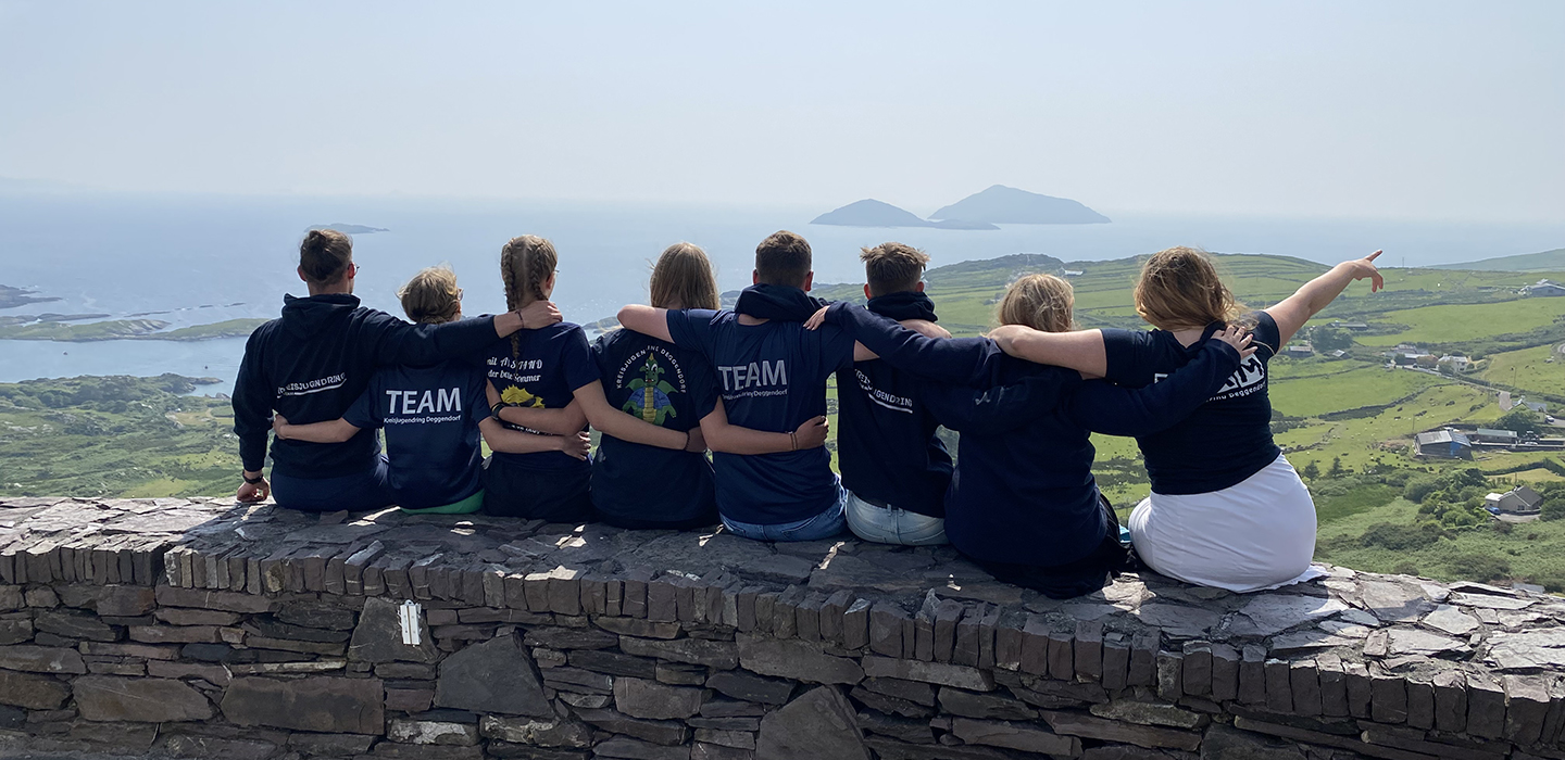Unser Team auf einer Mauer